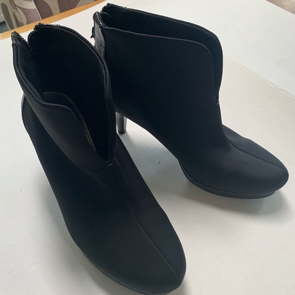 Bandolino booty.  Size 8 - Picture 2 of 10